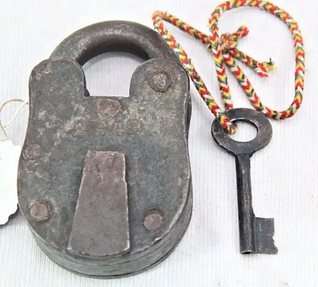 Cerradura y llave antiguas de hierro macizo vintage: un cautivador candado...