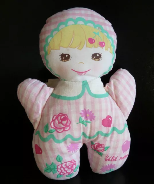 77. Doudou Hochet Grelot Poupee De Chiffon  Bebe Rose Coeur Cerise Vert Tbe