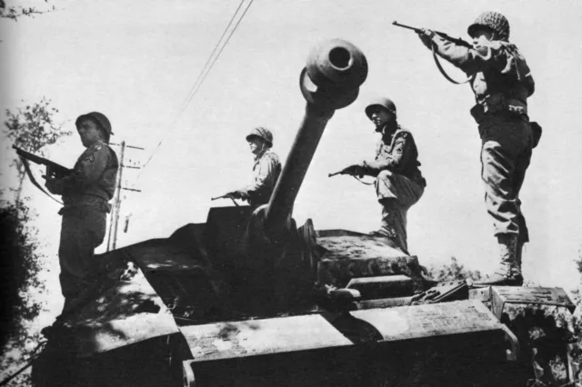 WW2 - Photo - American soldiers on a German tank in Monteburg