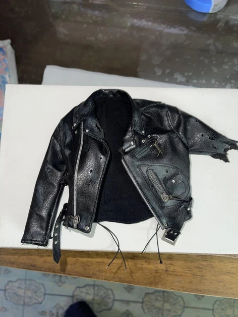 Hot Toys Terminator T-800 Battle Damage Version Leather Jacket