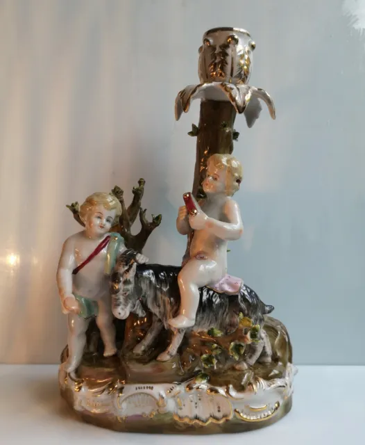XIX° bougeoir porcelaine Allemande  à décor de deux puttis jouant avec un bouc