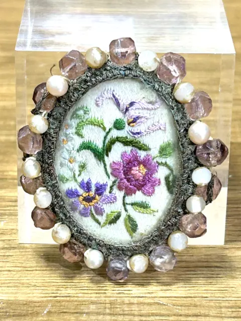 Broche Ancienne Tableau tapisserie miniature, fleurs et perles, vintage chic