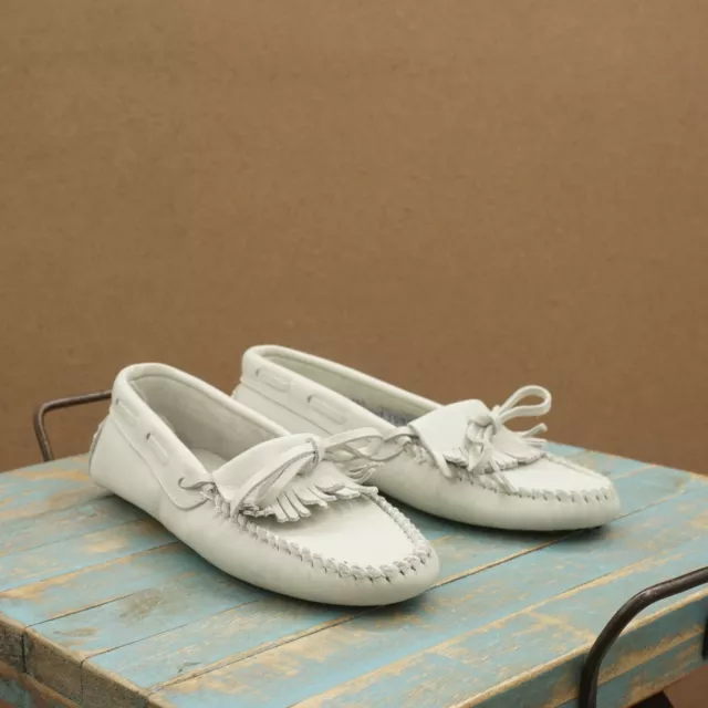 Minnetonka Womens Kilty Driving Mocassin Slip On Shoes Size 9.5 White Leather