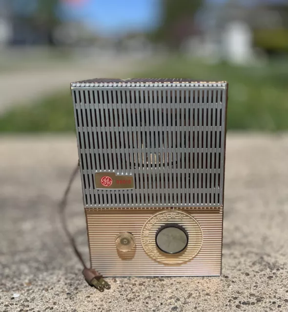 General Electric Tube Radio 495 AM GE Vintage 1950s Mid Century Turns On