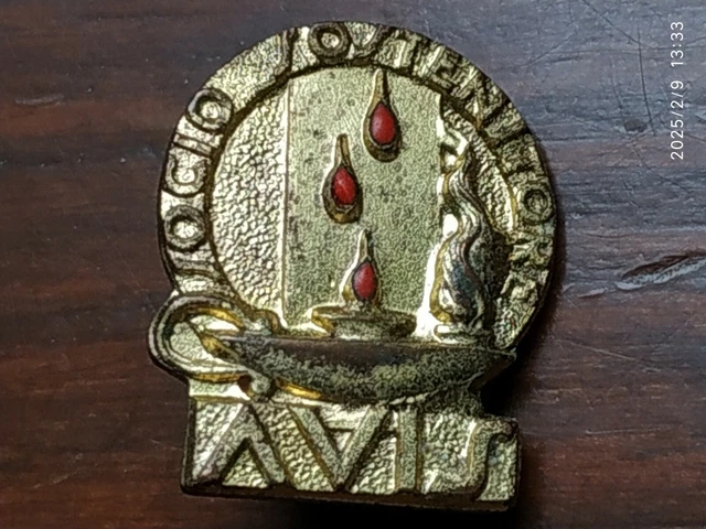 Pin's Krakow En Métal Et émail - Fabrication Suisse - Vintage