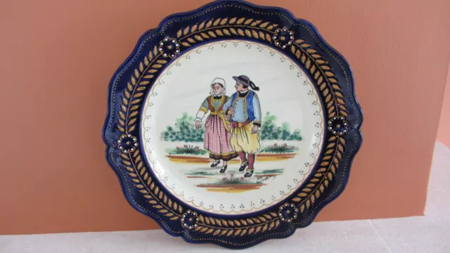 Assiette  HB Quimper , Couple de danseurs  , D : 28cm .