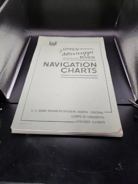 Vintage 1975 UPPER MISSISSIPPI RIVER NAVIGATION CHARTS,  book. US Army Corps