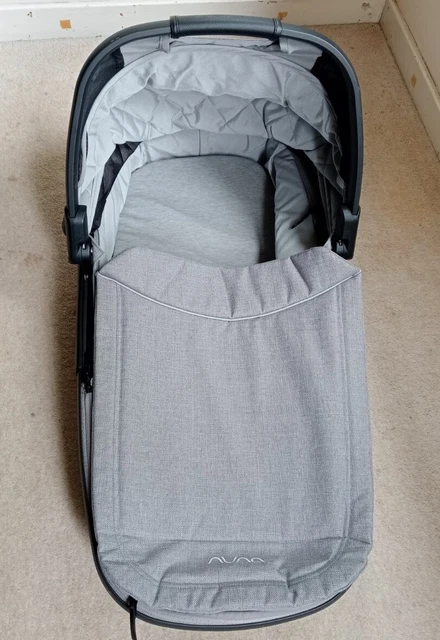 Nuna Demi Grow Carrycot Bassinet Baby-Lie-flat Frost