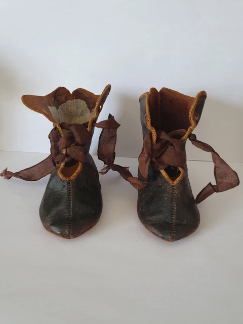 Ancienne paire de  CHAUSSURES/BOTTINES en cuir  de POUPÉE  JUMEAU taille 12