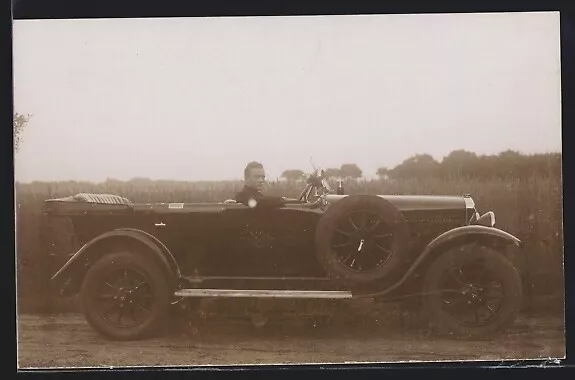 Foto-AK Auto Loreley U12 1927, Junger Mann im polierten schwarzen Cabrio an ein