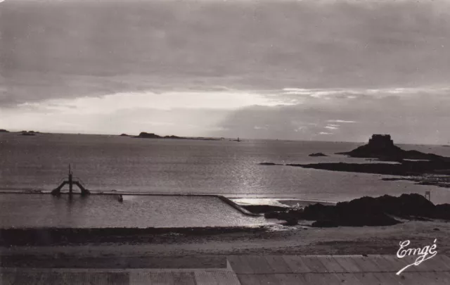 Carte Postale Cpsm Noir & Blanc / Saint-Malo Coucher De Soleil Plage Bonsecours