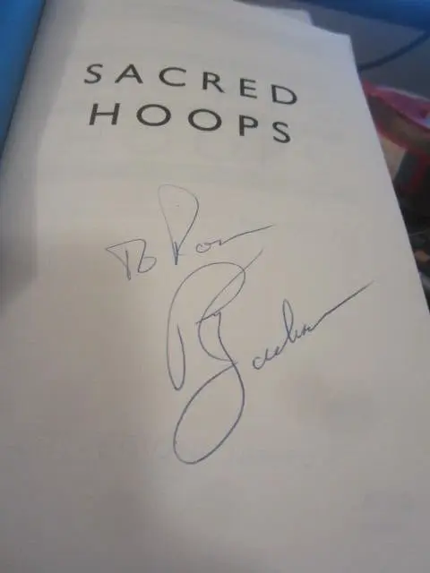 Phil Jackson Autographed "Sacred Hoops" Book Bulls Lakers Basketball Coach JSA