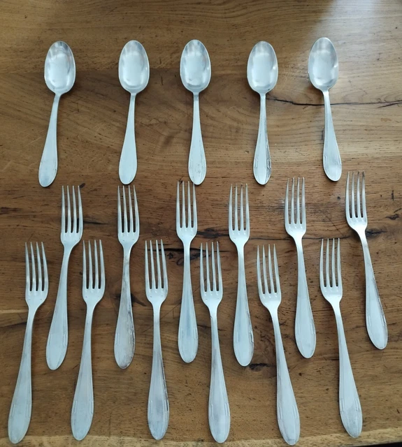 Ensemble comprenant 7 fourchettes à entremet et 5 petites cuillères en argent, poinço