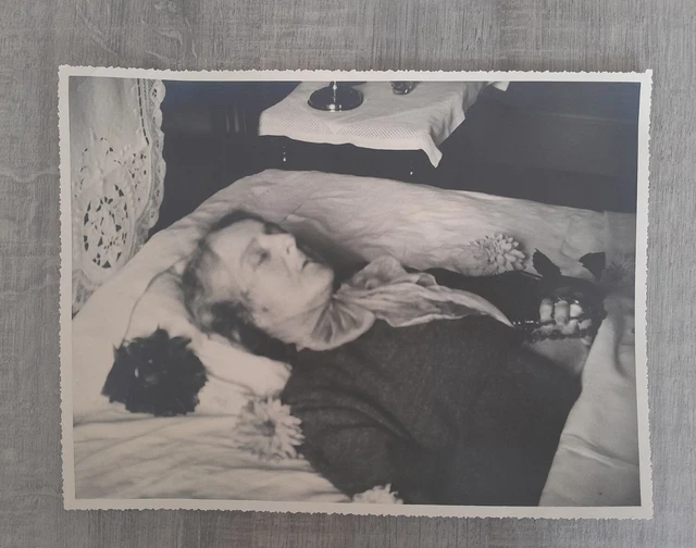 PHOTO ANCIENNE FEMME Lit de mort Post Mortem Postmortem Portrait, 23.5