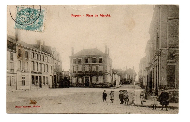 Cpa 51. SUIPPES .Place du marché.La Pharmacie et les  Ecoliers chapeautés.1907 D