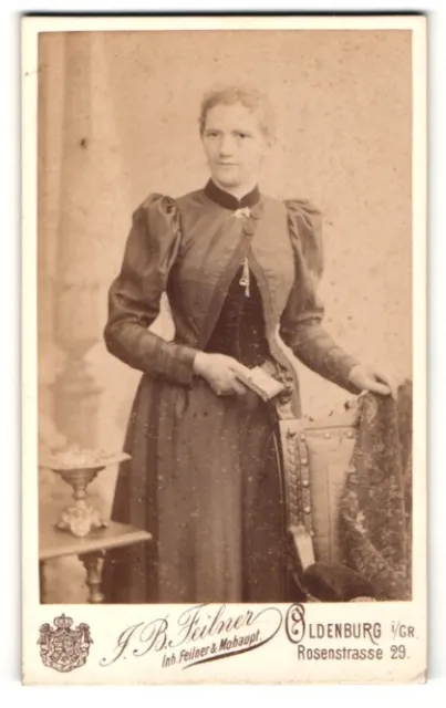 Fotografie J. B. Feilner, Oldenburg i / Gr., Portrait junge Dame in hübscher Kl