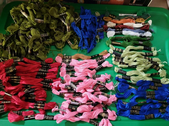 150+ Hilo de hilo de hilo de hilo de punto de cruz bordado MULTICOLOR NUEVO Bobbins Rojo Rosa