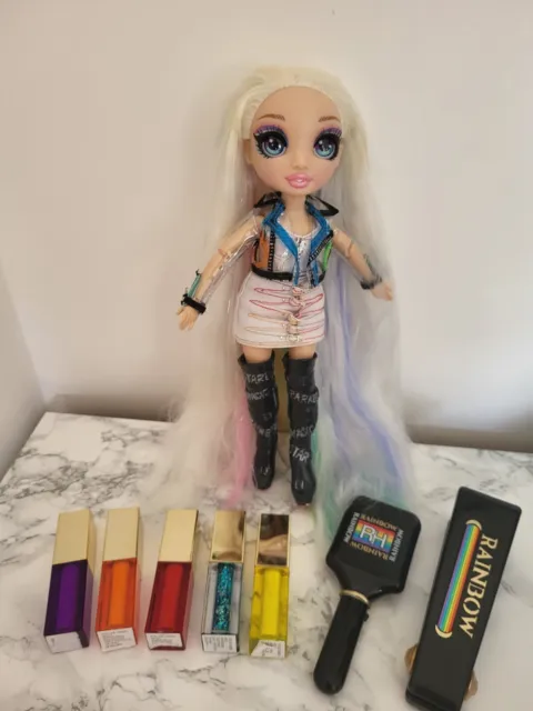 Rainbow High Doll  - Amaya Raine Deluxe Doll Hair Studio Exclusive Accessories
