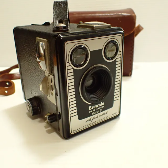 Vintage Art Deco Kodak Brownie Six-20 Model D Camera w Case