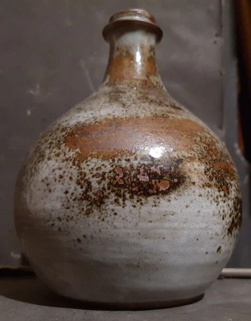 Un vase soliflore en grès polychrome Signé