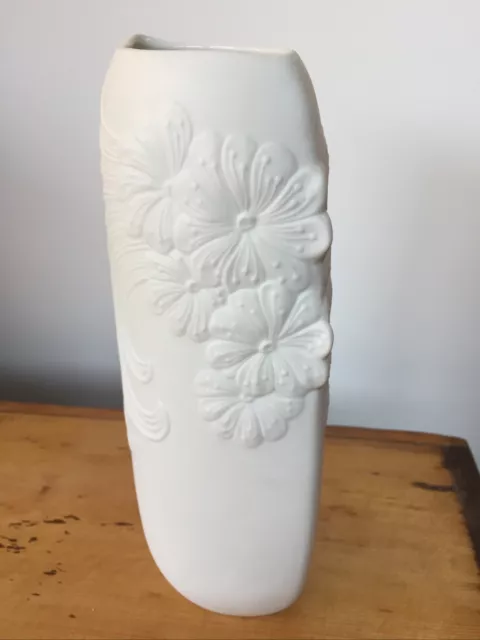 Mid Century Kaiser West Germany. White Flower Vase. Pattern Number 739/2. M Frey 3