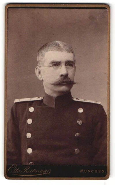 Fotografie Otto Reitmayer, München, Portrait Soldat mit Bart und Brille
