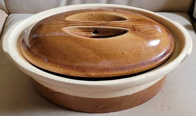 Terrine La Bourguignonne française vintage : du four rustique à la casserole de table - France Terrine La Bourguignonne française vintage : du four rustique à la casserole de table - France