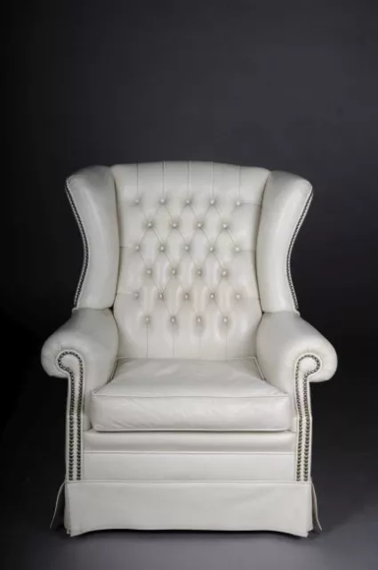 Schöner Vintage Chesterfield Ohrenbacken-Sessel/Clubsessel, wieß B-183