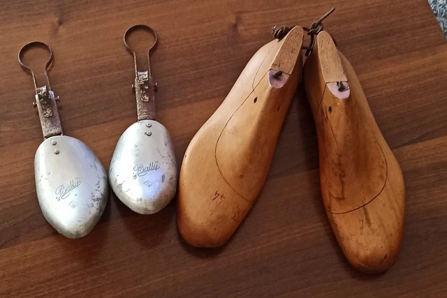 Lot de 2 paires d'anciens embauchoires à chaussures en bois et alu. Bally