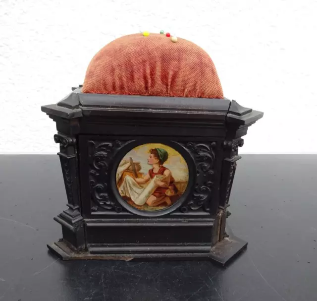 Vecchia scatola da cucire con cuscino ad ago