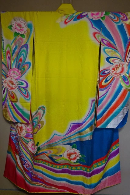 Uchikake Japanese Kimono Bride costume hiking under Classic Embroidered 2