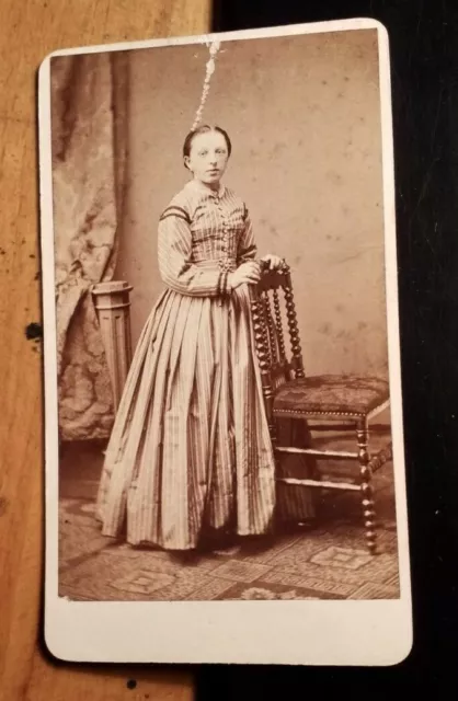 stehendes Mädchen - junge Frau im Reifrock ca. 1870er CDV Ch. Schildknecht Fürth
