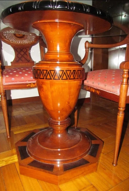 Pie de mesa de madera tallada