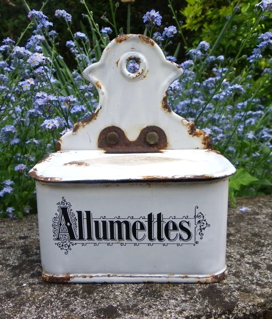 Anciennes boîtes à allumettes en tôle émaillée