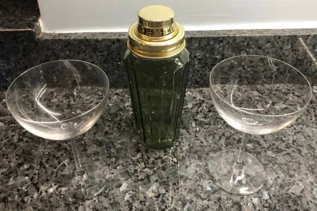 2x Cocktail Glasses With Green Glass Shaker