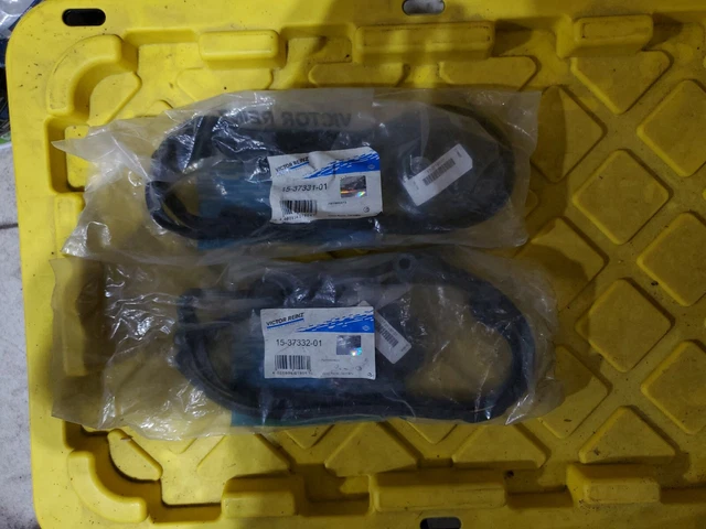 Victor Reinz 15-37332-01 - Valve Cover Gasket & Hardware (Pair) - BMW E38 - NOS