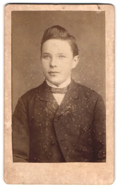 Fotografie Otto Koch, Husum, Jüngling mit Haartolle und verträumtem Blick