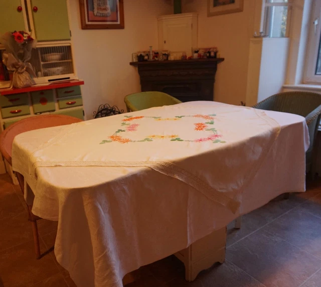 Embroidered Vintage Linen Tablecloth Floral  🌸Large 46 inch 🌸Crochet Lace Trim