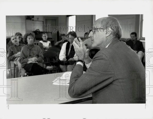 1991 Press Photo John Olver speaks at Sunderland Town Hall Meeting - sra01592