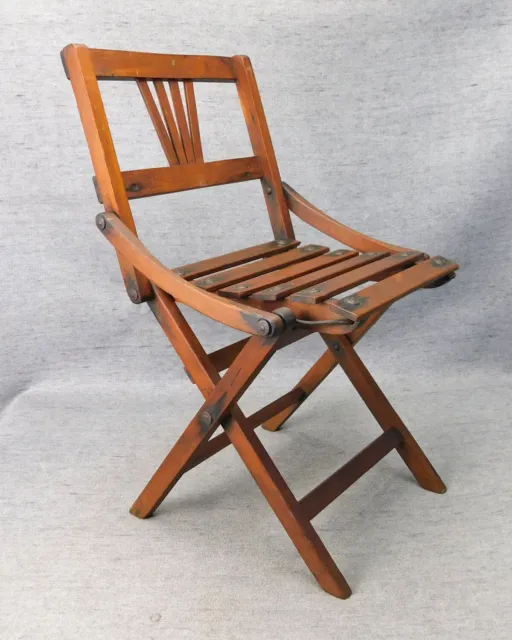 Antigua silla plegable de madera para niños con remaches limpia como se encontró ¿obras del siglo XIX?