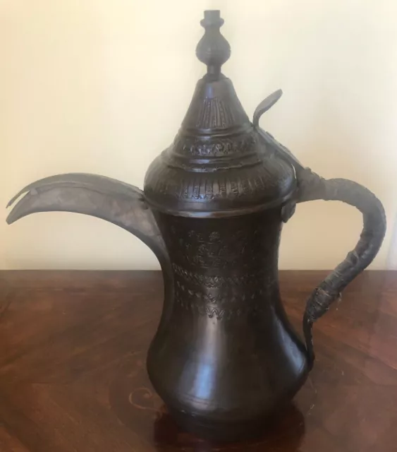 Bellissima antica teiera caffettiera Araba Dallah in rame Altezza 32 cm