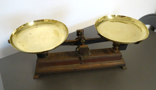 Ancienne balance ménagère type roberval avec plateaux cuivre et pieds