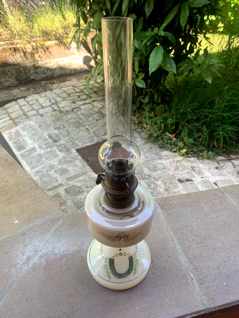 Lampe à Pétrole Ancienne En Opaline Et Cuivre Avec Mèche Fonctionnelle Vintage
