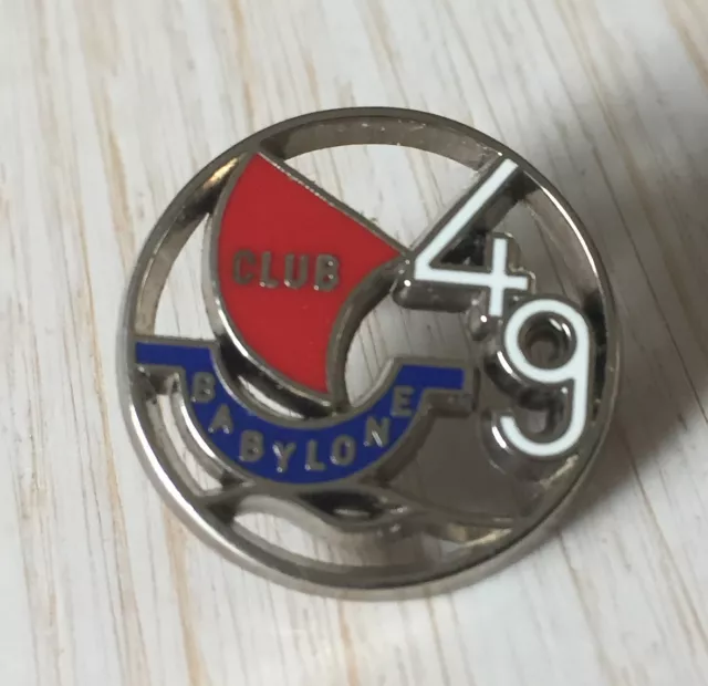 Tres Beau Pin's Sport Voile Club Babylone 49 Zamac