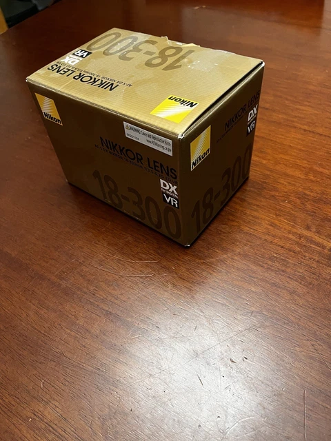 Nikon AF-S DX NIKKOR 18-300mm f / 3.5-5.6G ED VR Lens