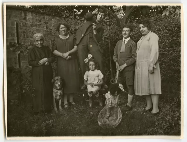PHOTO ANCIENNE - FAMILLE JOUET CHIEN - TOY FISHING DOG FUNNY - Vintage Snapshot