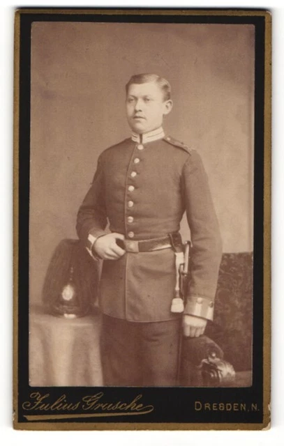 Fotografie Julius Grusche, Dresden-N, Portrait Soldat mit Parade-Pickelhaube