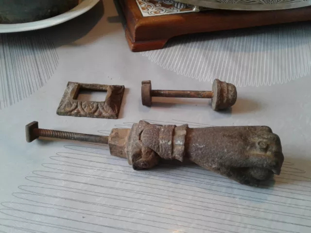 Ancien heurtoir de porte en fonte - main avec une bague