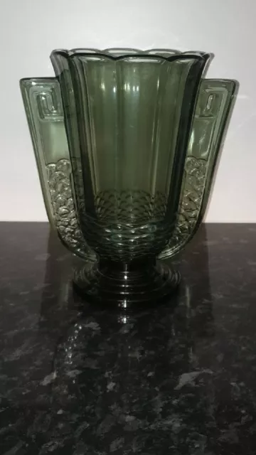 VAL SAINT LAMBERT Beau vase Art Déco en couleur teinté vert. Modèle ROMÉO 3