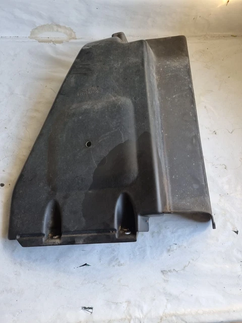 Mercedes E W210 / Cache protection pompe à carburant / 2104780037